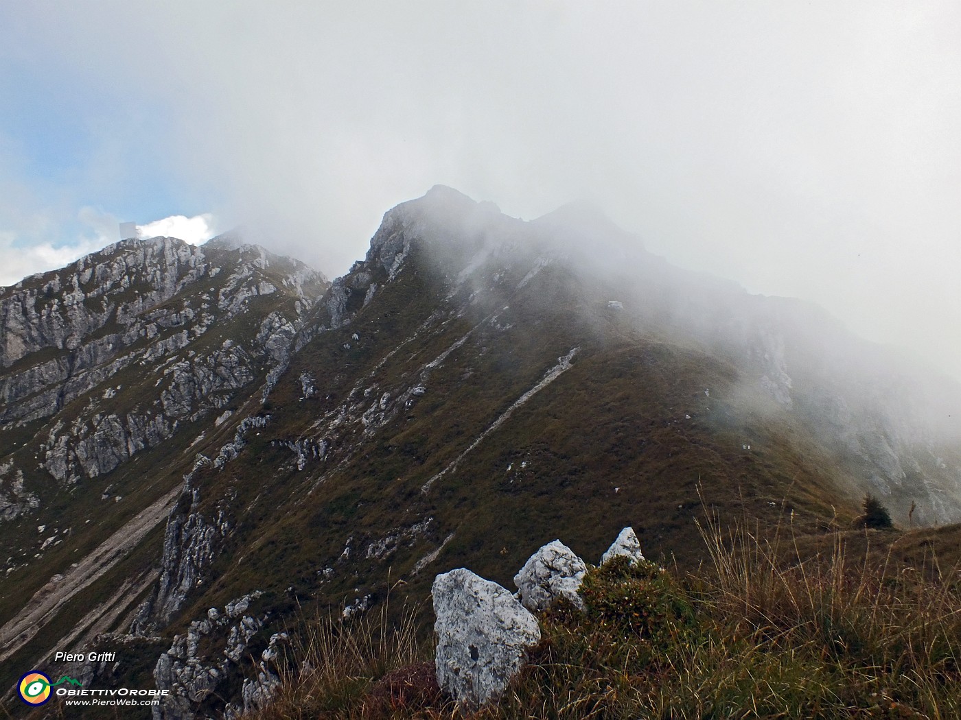 56 Nebbie dal versante seriano  salendo a Cima di Campelli (1889 m).JPG